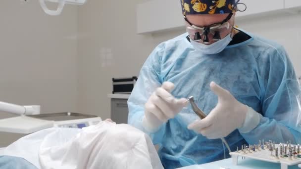 Zubař léčí pacienta na zubním lékařství. Koncepce léčby — Stock video