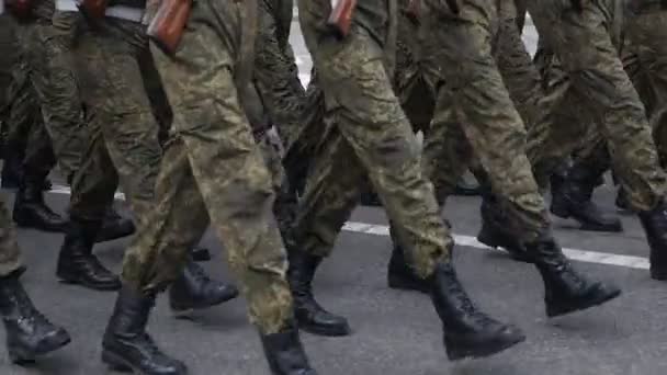 I soldati in uniforme mimetica e stivali sono sottili alla parata della vittoria con le armi in mano. — Video Stock