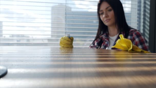 Mujer joven usando spray de limpieza en una superficie de madera. Limpieza. Cámara lenta — Vídeos de Stock