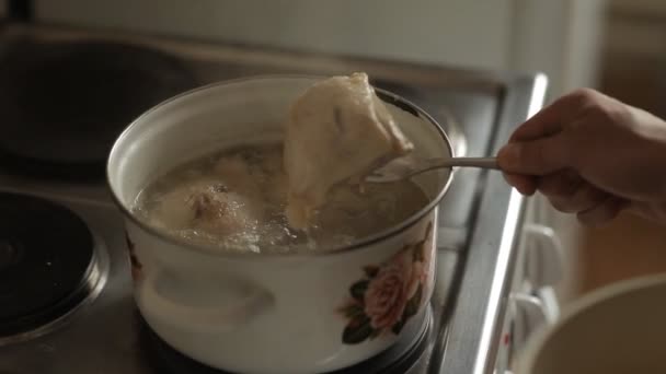 男料理厨房でチキン — ストック動画