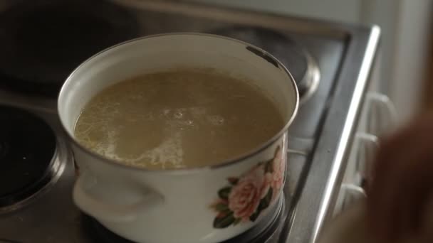 Een man bereiden van voedsel in de keuken — Stockvideo