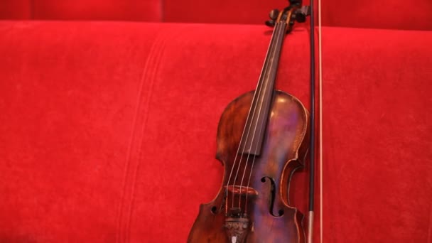 Violon sur fond rouge — Video