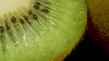 Kivi meyvesine yakın çekim. Sağlıklı yiyecekler, günün için ekstra vitaminler.