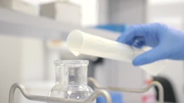 Bilimadamı bazı deneylerle çalışıyor