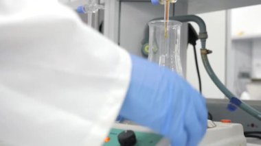 Bilimadamı bazı deneylerle çalışıyor