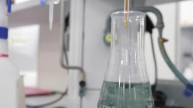 Bilimadamı bazı deneylerle çalışıyor