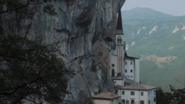 Madonna della Corona Sığınağı, kuzey İtalya 'da sembolik bir bölge.