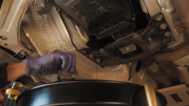 機械で車を修理する オイル交換 — ストック動画