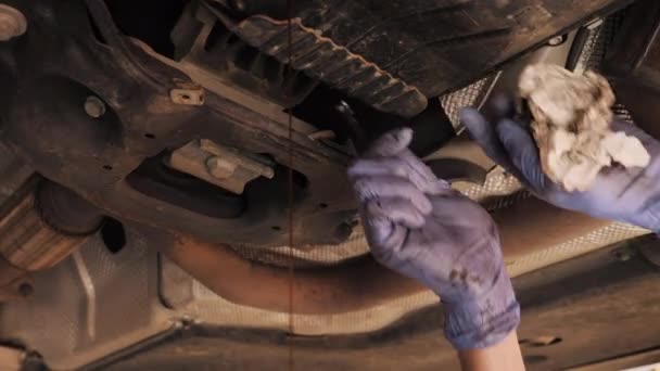 Mechanik Naprawiający Samochód Wymiana Oleju — Wideo stockowe