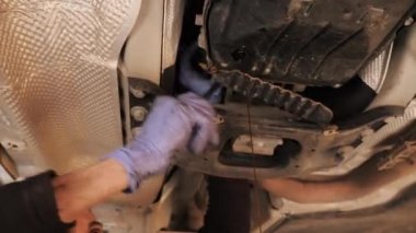 Tamirci araba tamircisi. Yağ değişimi