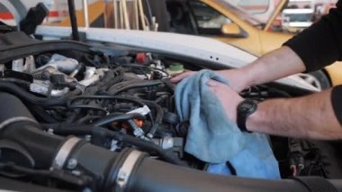 Tamirci araba tamircisi. Yağ değişimi