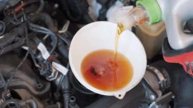 Tamirci araba tamircisi. Yağ değişimi