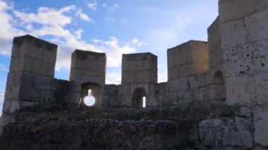 Peafiel Şatosu, Valladolid 'in Peafiel kasabasında yer alan ve uzun ve dar bir tepenin üzerinde duran bir kaledir..