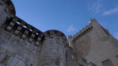 Peafiel Şatosu, Valladolid 'in Peafiel kasabasında yer alan ve uzun ve dar bir tepenin üzerinde duran bir kaledir..