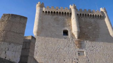 Peafiel Şatosu, Valladolid 'in Peafiel kasabasında yer alan ve uzun ve dar bir tepenin üzerinde duran bir kaledir..