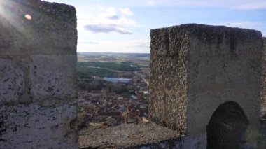 Peafiel Şatosu, Valladolid 'in Peafiel kasabasında yer alan ve uzun ve dar bir tepenin üzerinde duran bir kaledir..
