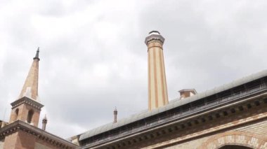 Çatı pazarı bütçesi. Kamerayı sabit tut.