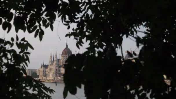 Hongaars Parlement Aan Donau — Stockvideo