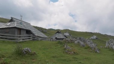 Slovenya 'daki güzel dağ köyü. Velika Planina