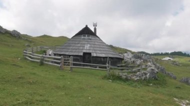 Slovenya 'daki güzel dağ köyü. Velika Planina