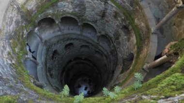 Quinta da Regaleira Sintra 'da. Bağlantıyı kesmek için inanılmaz bir yer..