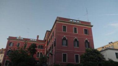 Venedik şehri. Kültür ve sanattan zevk almak için inanılmaz bir şehir. Gondolcular büyük kanalların sularında yol alırlar..