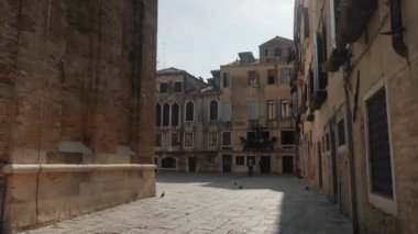 Venedik şehri. Kültür ve sanattan zevk almak için inanılmaz bir şehir. Gondolcular büyük kanalların sularında yol alırlar..