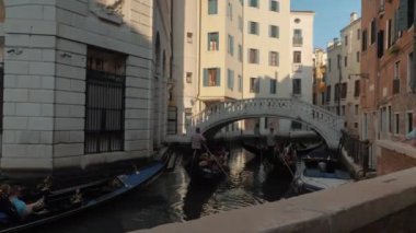 Venedik şehri. Kültür ve sanattan zevk almak için inanılmaz bir şehir. Gondolcular büyük kanalların sularında yol alırlar..