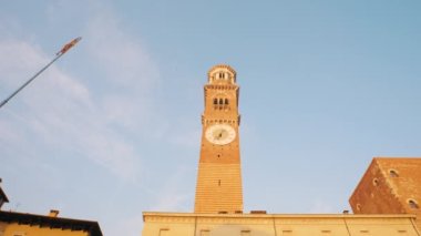Verona 'da Torre Lamberti, Piazza Erbe Meydanı. Verona, İtalya.