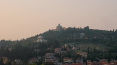 Günbatımında İtalya 'nın ünlü turistik şehri Verona' nın fantastik manzarası