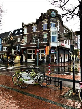 Hollanda 'da sokak sokak bisikletleri Sonbahar bisikleti yağmuru
