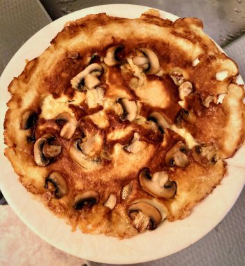 Peynirli ve mantarlı Hollanda gözlemesi