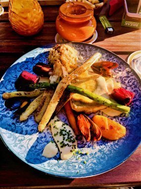  kuşkonmaz ve deniz ürünleri restoranı terası Hollanda 'da terasta akşam yemeği