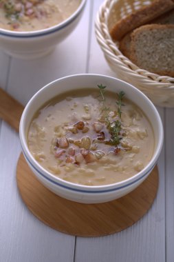 Bezelye çorbası ile jambon