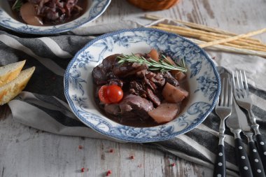 Tavşan kuru erik ile kırmızı şarap