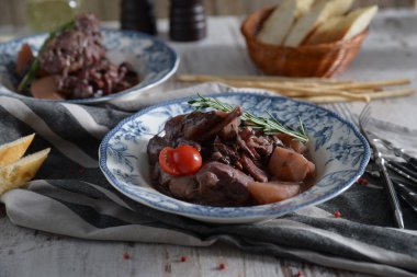 Tavşan kuru erik ile kırmızı şarap