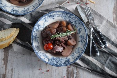 Tavşan kuru erik ile kırmızı şarap