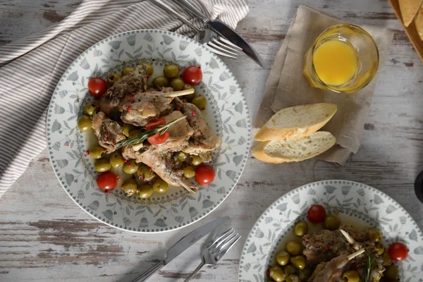 Coelho com azeitonas — Fotografia de Stock