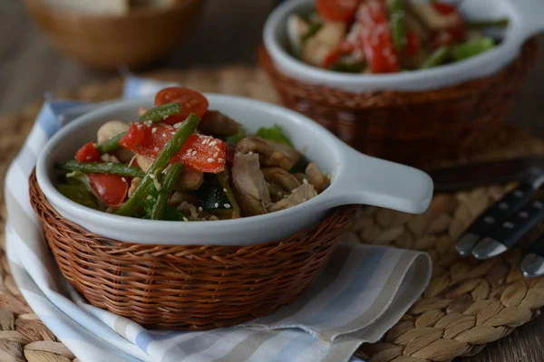 Pechuga de pollo asada con verduras — Foto de Stock