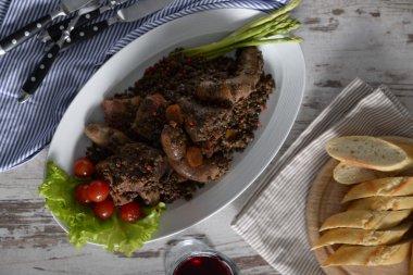 Sosis ve pastırma ile mercimek