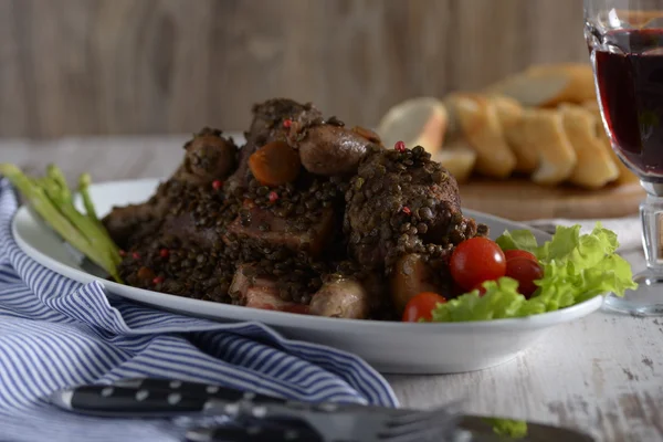 Lentejas con salchichas y tocino — Foto de Stock