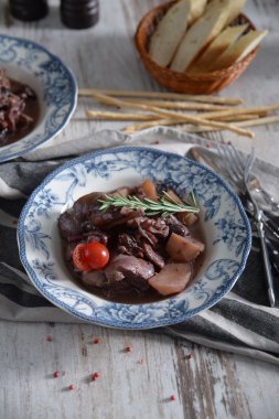 Tavşan kuru erik ile kırmızı şarap