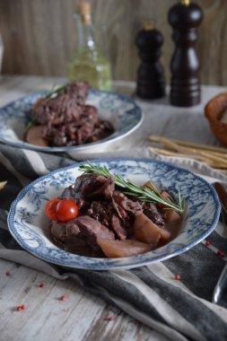 Tavşan kuru erik ile kırmızı şarap