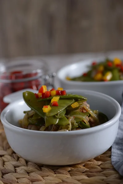 Guisantes en una vaina con cebolla frita y tocino — Foto de Stock