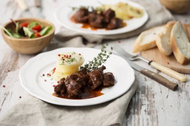 Kuzu bir baharatlı sos haşlanmış patates ile