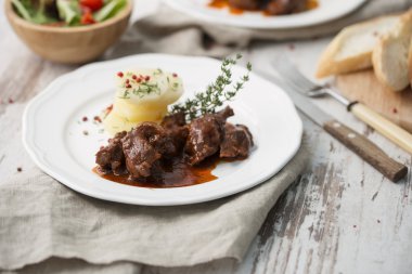 Kuzu bir baharatlı sos haşlanmış patates ile