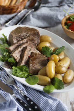 Güzel kokulu haşlanmış biftek