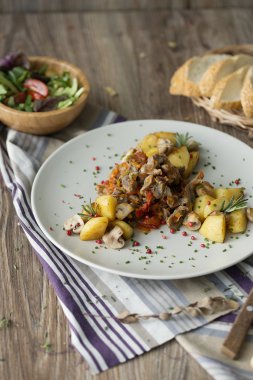 Haşlanmış tavuk var