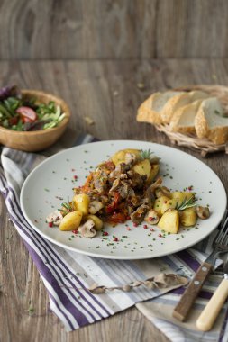 Haşlanmış tavuk var