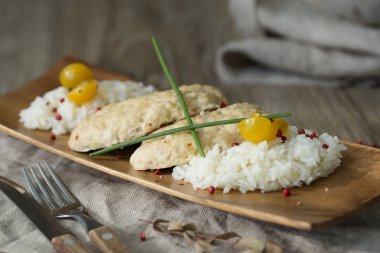 Tavuk pirzola ile haşlanmış pirinç